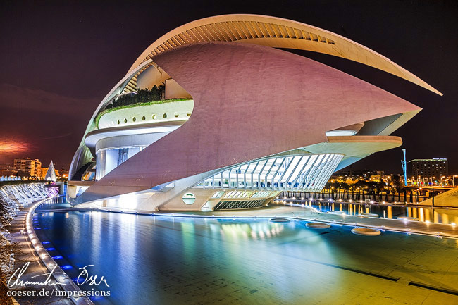Das beleuchtete Palau de les Arts Opernhaus in der Stadt der Künste und Wissenschaften von Santiago Calatrava (La Ciudad de las Artes y las Ciencias) in Valencia, Spanien.
