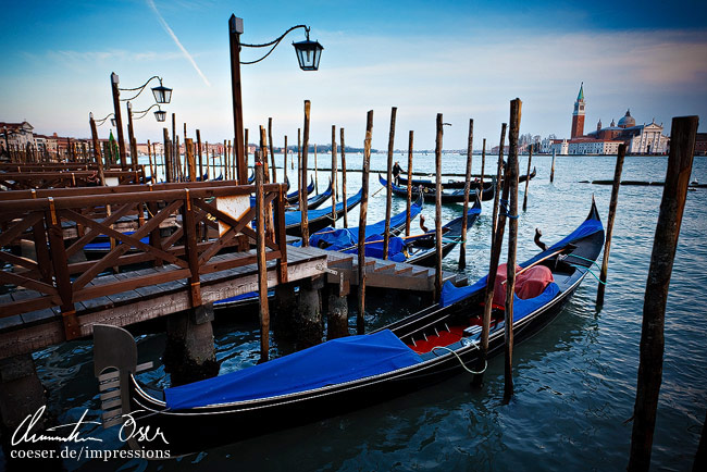 Ankernde Gondeln, im Hintergrund die Insel San Giorgio Maggiore in Venedig, Italien.