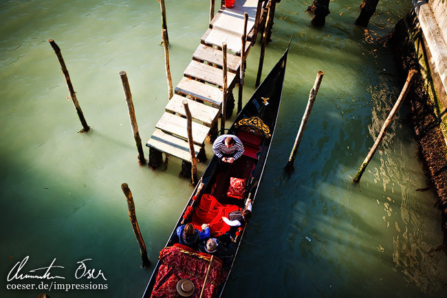 Ein Gondoliere startet eine Tour mit Touristen in Venedig, Italien ...