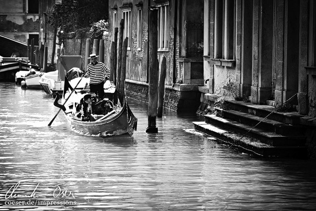 ... und fährt durch die zahlreichen Kanäle von Venedig, Italien.