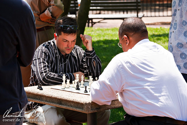 Zwei Männer spielen Schach im President’s Park (Lafayette Square) in Washington, USA.