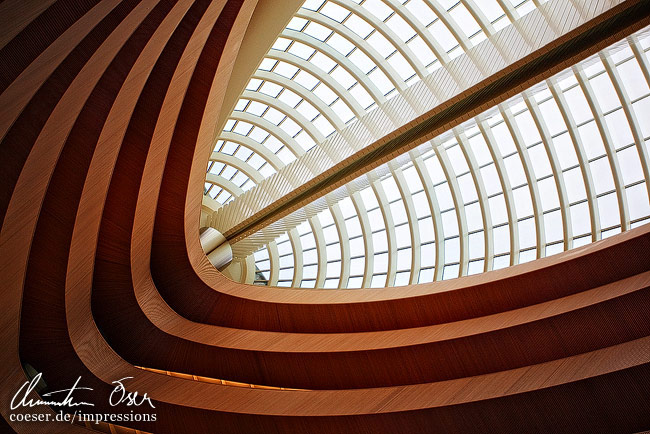 Moderne Architektur von Santiago Calatrava in der Bibliothek des Rechtswissenschaftlichen Instituts in Zürich, Schweiz.