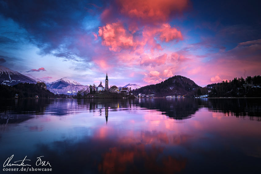 Blick auf den Bleder See und die Landschaft während eines Sonnenuntergangs in Bled, Slowenien.