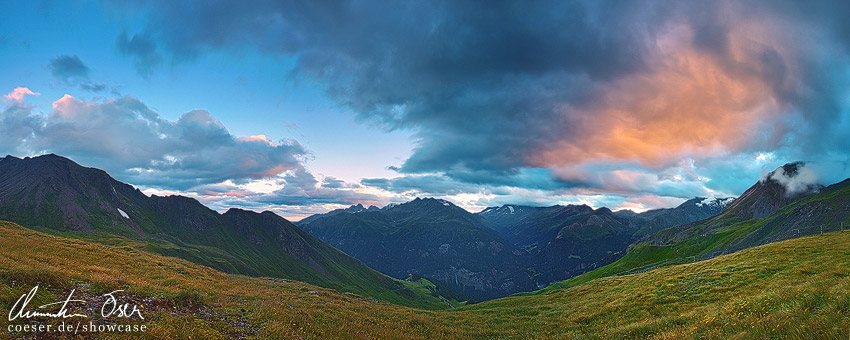 Bergpanorama im Sonnenuntergang auf der Grossglockner Hochalpenstraße, Österreich.