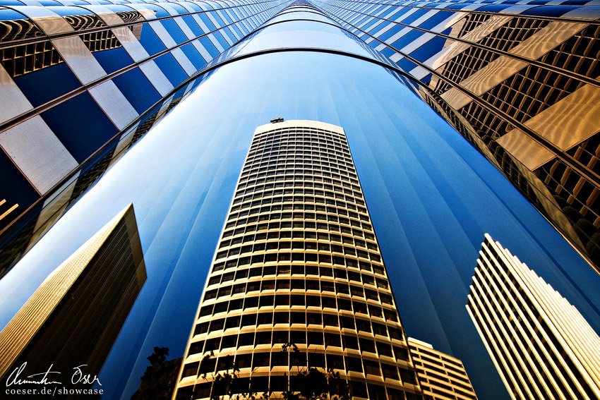 Spiegelung mehrerer Hochhäuser in einer Glasfassade eines anderen Hochhauses in San Francisco, USA.