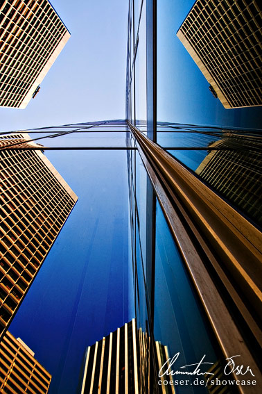 Spiegelung mehrerer Hochhäuser in einer Glasfassade eines anderen Hochhauses in San Francisco, USA.