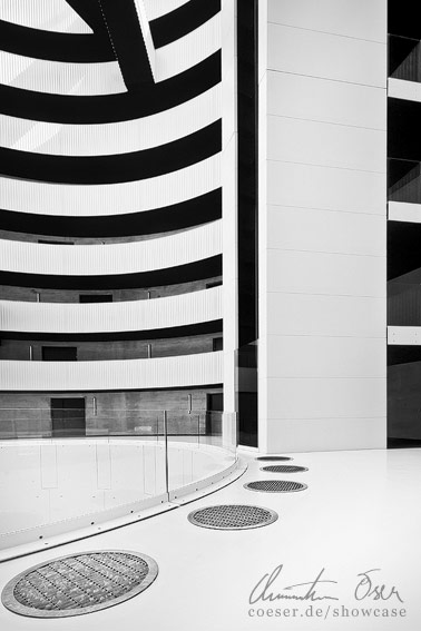 Moderne Architektur innerhalb des Gemini Residence Wohnhauses in Kopenhagen, Dänemark.