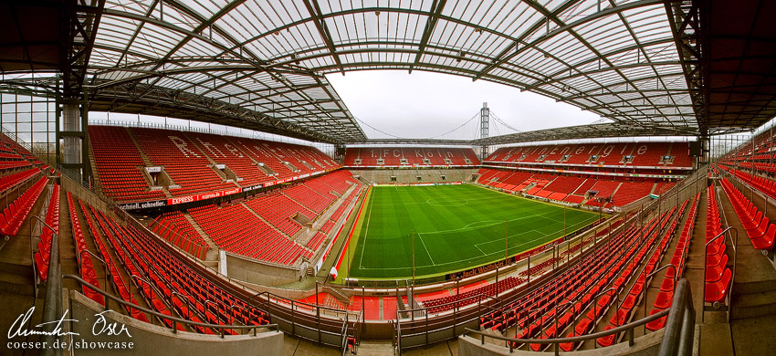 Panorama des RheinEnergieStadions in Köln, Deutschland.