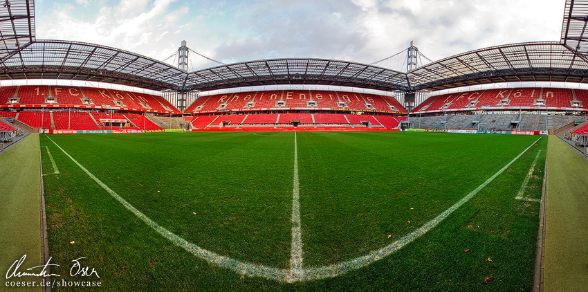 Panorama des RheinEnergieStadions in Köln, Deutschland.