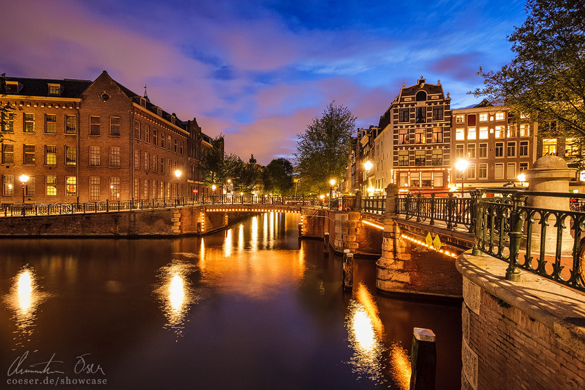 Beleuchtete Prinsengracht und Leidsegracht während eines Sonnenuntegangs in Amsterdam, Niederlande.