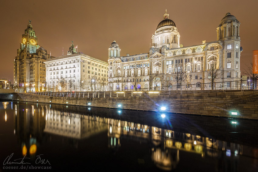 Beleuchtete Drei Grazien (Royal Liver Building, Cunard Building und Port of Liverpool Building) in Liverpool, England.