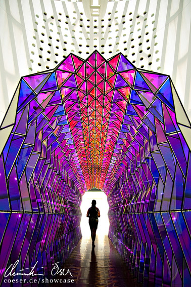 Frau steht zwischen moderner Kunst im Museum of Modern Art in San Francisco, USA.