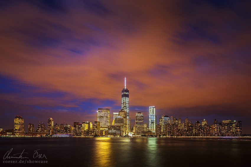 Beleuchtete Skyline von New York und das World Trade Center in New York, USA.