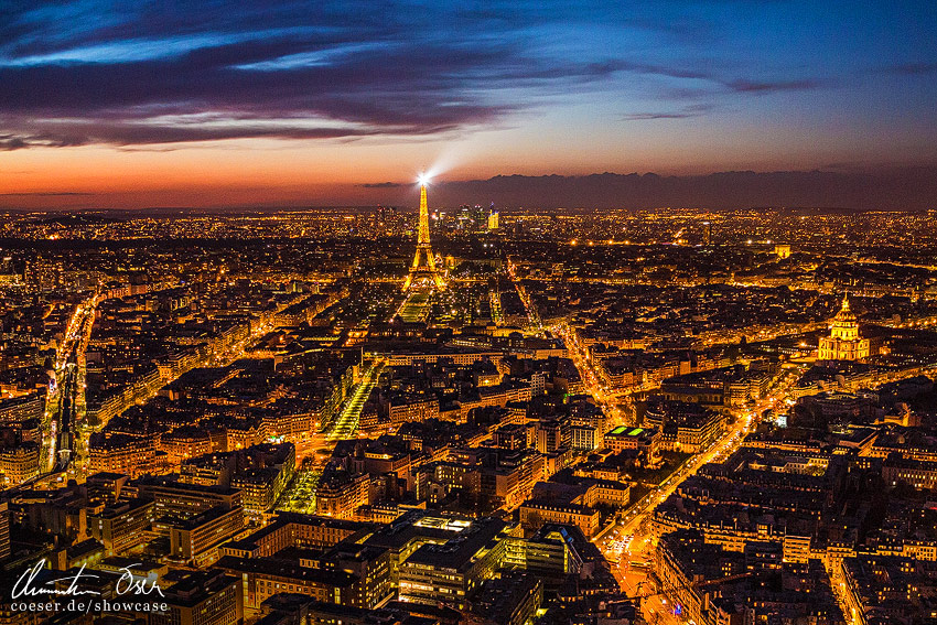 Skyline von Paris mit Eiffelturm im Sonnenuntergang in Paris, Frankreich.
