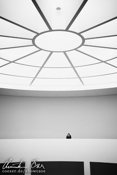 Mann blickt von der Kuppel im Museum Pinakothek der Moderne hinab in München, Deutschland.