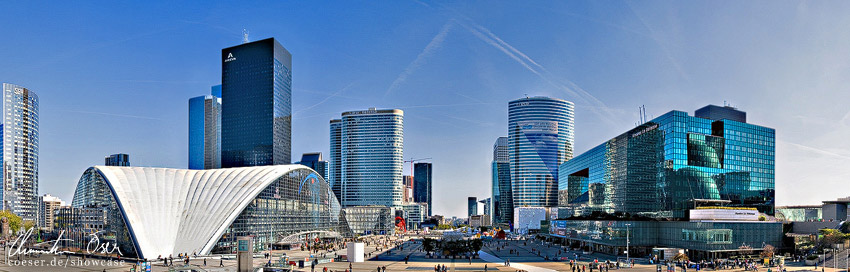 Skyline moderner Gebäude im Viertel La Defense in Paris, Frankreich.