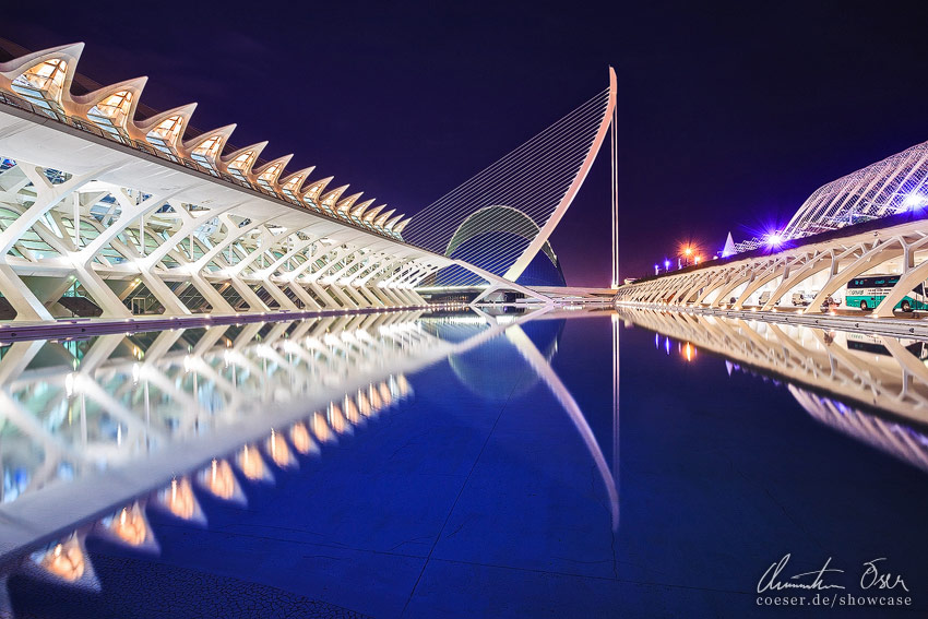 Moderne Architektur der Gebäude L'Agora und El Museu de les Ciencies Principe Felipe in der Stadt der Künste und Wissenschaften in Valencia, Spanien.