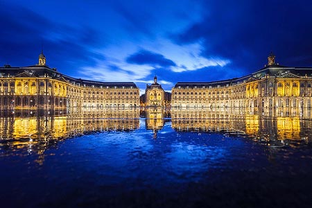 Nachtaufnahme des Place de la Bourse in Bordeaux, Frankreich